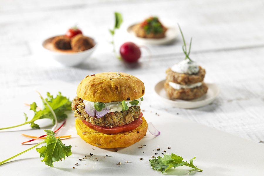 Vegi-Burger mit veganer Mayonnaise